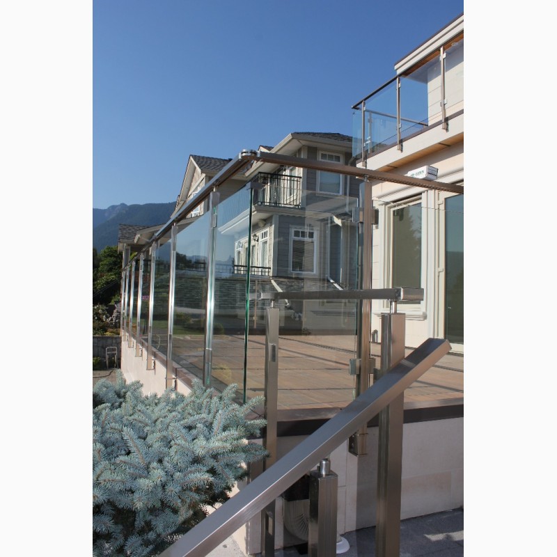 Фото 2. Стеклянные ограждения для лестниц и балкона