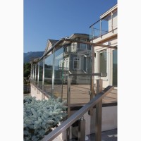 Стеклянные ограждения для лестниц и балкона