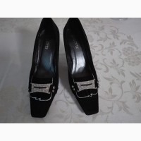 Продам не дорого чёрные замшевые туфли Elegante