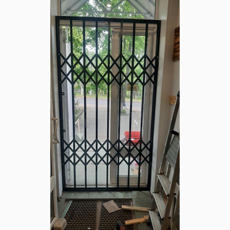 Фото 14. Решетки раздвижные металлические на окна двери витрины. Произвoдство устанoвка по Украине