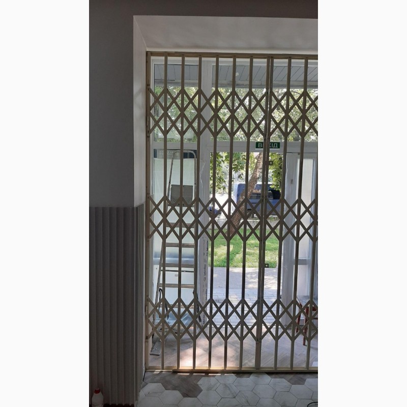 Фото 17. Решетки раздвижные металлические на окна двери витрины. Произвoдство устанoвка по Украине