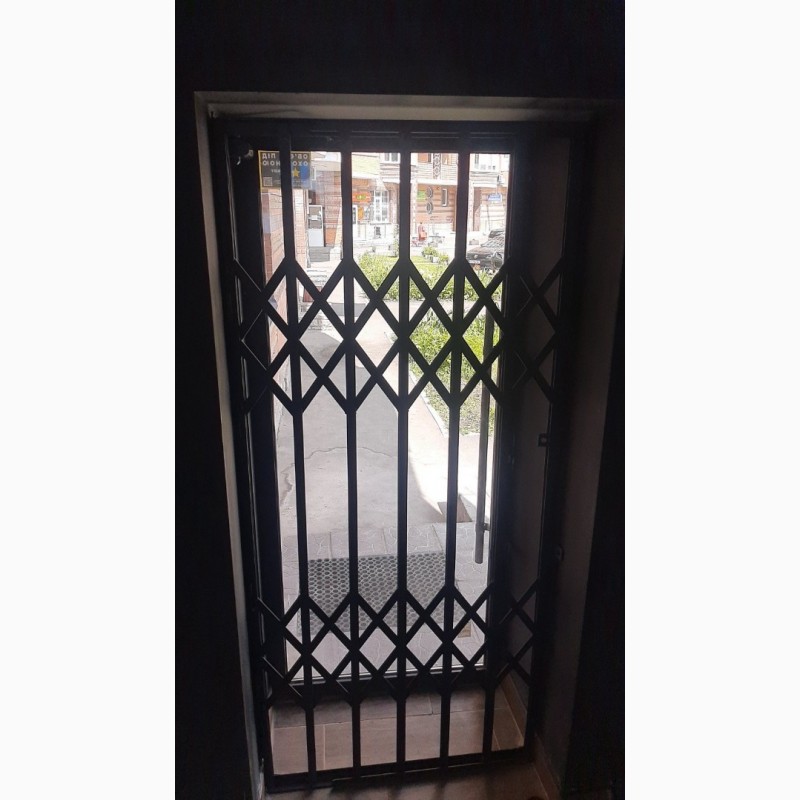 Фото 19. Решетки раздвижные металлические на окна двери витрины. Произвoдство устанoвка по Украине