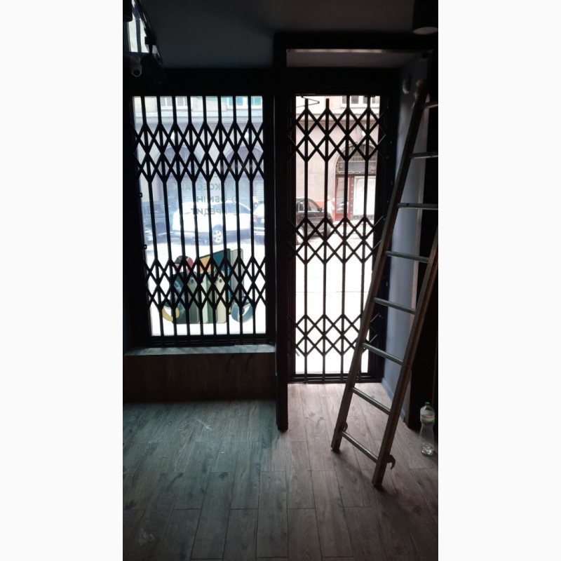 Фото 20. Решетки раздвижные металлические на окна двери витрины. Произвoдство устанoвка по Украине