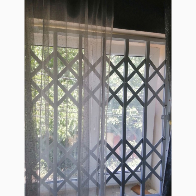 Фото 10. Решетки раздвижные металлические на окна двери витрины. Произвoдство устанoвка по Украине