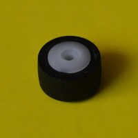 Прижимной резиновый ролик кассетного магнитофона 13х6х2х8 д, пластик