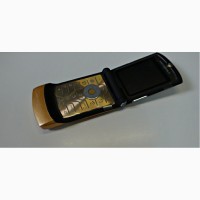 Телефон раскладушка Motorola RAZR V3 1 сим, 2, 25 дюйма, 680 мА/ч. Металл