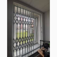 Раздвижные решетки металлические на окна двери, витрины. Производство установка по Укрaине