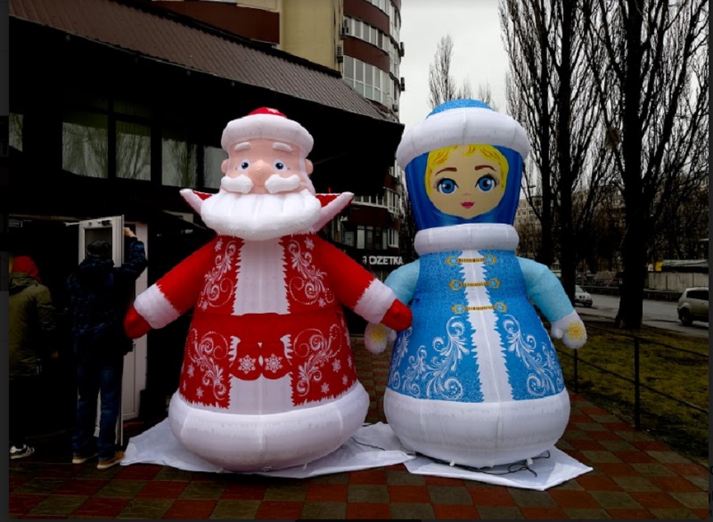 Фото 2. Надувные рекламные фигуры Деда Мороза и Снегурочки